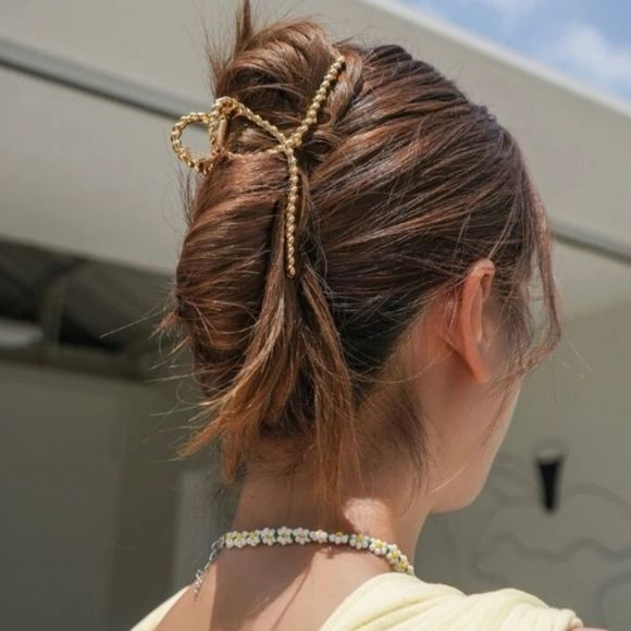 Gold metal twist Updo Hair Minimalistic Cute hair claw clip - Picture 2 of 4